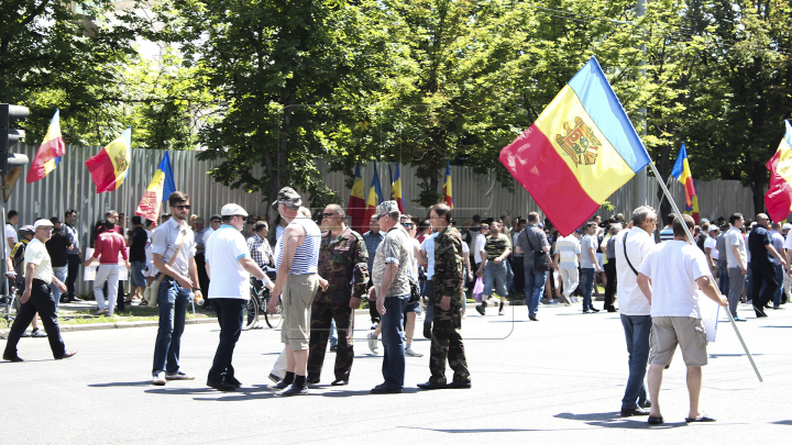 Manifestaţie împotriva schimbării sistemului electoral. În faţa Parlamentului s-au adunat câteva sute de oameni (FOTO)