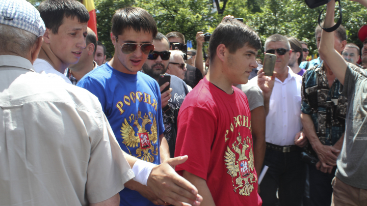 Manifestaţie împotriva schimbării sistemului electoral. În faţa Parlamentului s-au adunat câteva sute de oameni (FOTO)