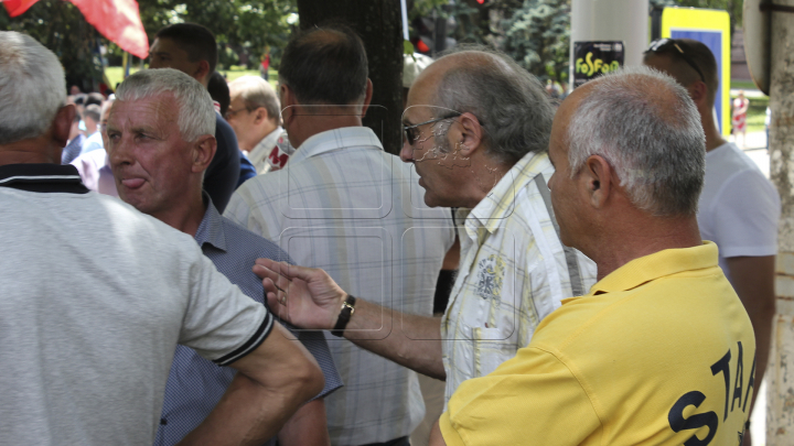 Manifestaţie împotriva schimbării sistemului electoral. În faţa Parlamentului s-au adunat câteva sute de oameni (FOTO)