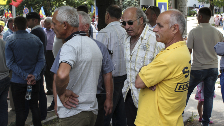 Manifestaţie împotriva schimbării sistemului electoral. În faţa Parlamentului s-au adunat câteva sute de oameni (FOTO)