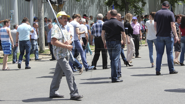 Manifestaţie împotriva schimbării sistemului electoral. În faţa Parlamentului s-au adunat câteva sute de oameni (FOTO)