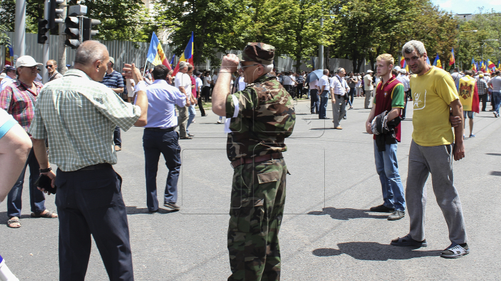 Manifestaţie împotriva schimbării sistemului electoral. În faţa Parlamentului s-au adunat câteva sute de oameni (FOTO)