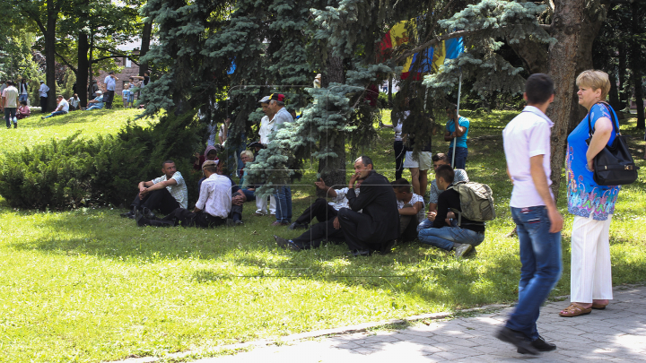 Manifestaţie împotriva schimbării sistemului electoral. În faţa Parlamentului s-au adunat câteva sute de oameni (FOTO)