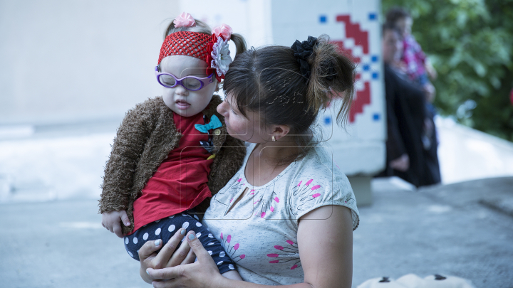 Copiii trebuie să vadă! O fundaţie germană a oferit Institului Mamei şi Copilului utilaje moderne pentru prevenirea orbirii (FOTO)