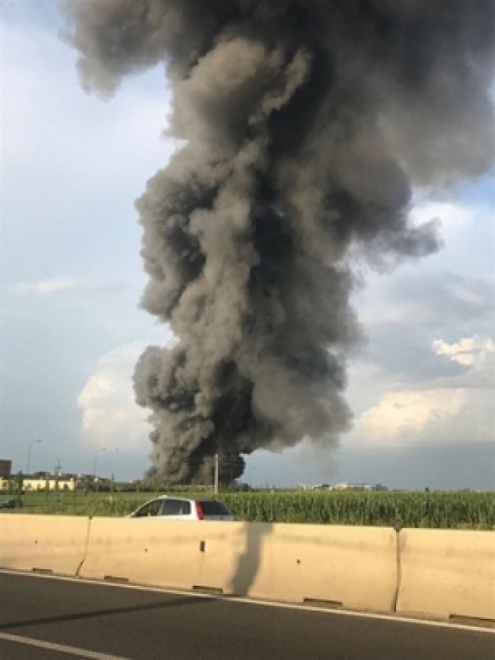 INCENDIU PUTERNIC în România. "Se aud explozii succesive din halele care ard" (Foto/VIDEO)