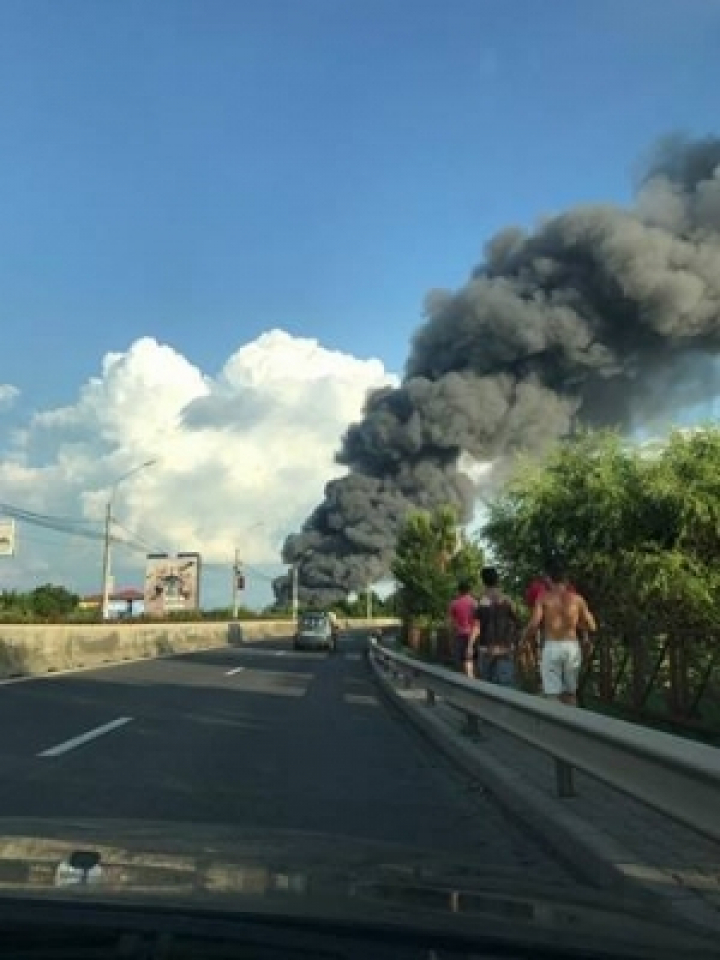 INCENDIU PUTERNIC în România. "Se aud explozii succesive din halele care ard" (Foto/VIDEO)