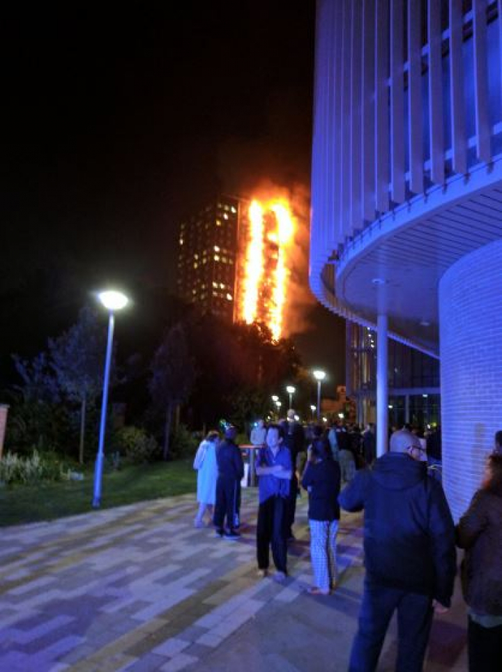 INCENDIU DEVASTATOR la Londra: 12 persoane şi-au pierdut viaţa, alte 70 sunt internate în spitale (FOTO/VIDEO)