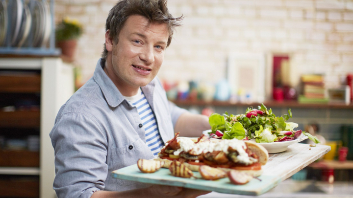 Lăudabil! Ce a făcut celebrul Jamie Oliver pentru familiile afectate de incendiul din Londra