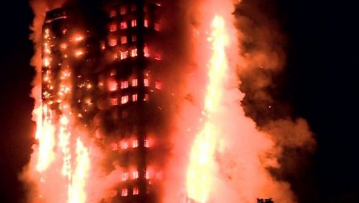 INCENDIU DE PROPORŢII la Londra. Un bloc de locuit cu 27 de etaje, cuprins de FLĂCĂRI URIAŞE. Clădirea se poate prăbuşi 