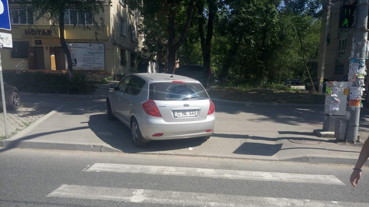 Şofer cu TUPEU! Cum şi-a parcat maşina un conducător auto din Capitală (FOTO)