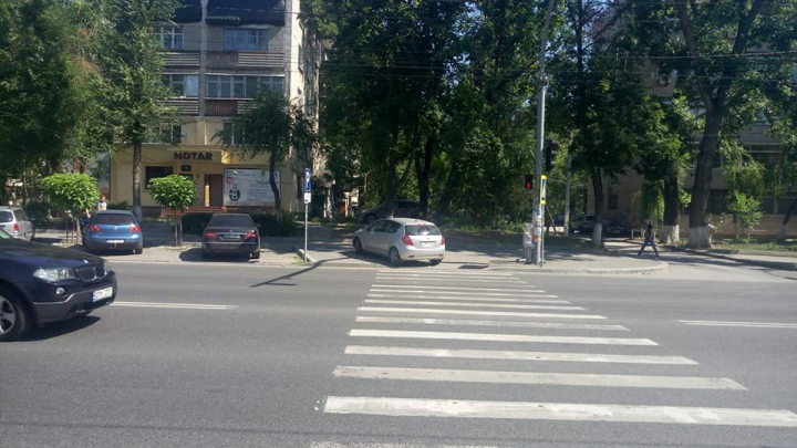 Şofer cu TUPEU! Cum şi-a parcat maşina un conducător auto din Capitală (FOTO)