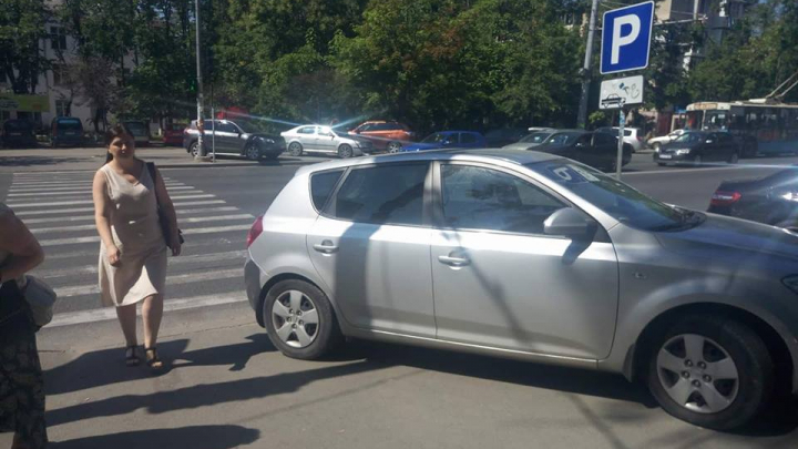 Şofer cu TUPEU! Cum şi-a parcat maşina un conducător auto din Capitală (FOTO)