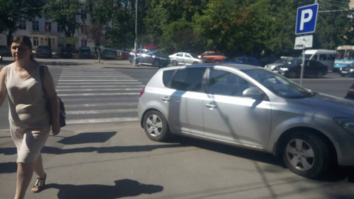 Şofer cu TUPEU! Cum şi-a parcat maşina un conducător auto din Capitală (FOTO)