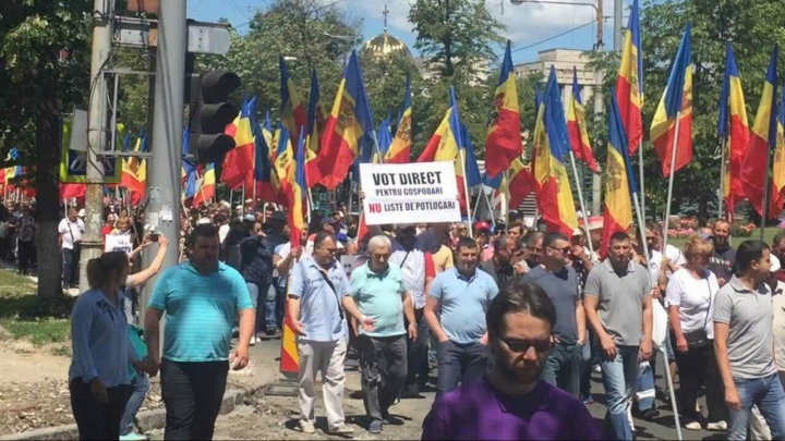CONTRAST la protestul din faţa Parlamentului. Cu ce mesaj a venit un manifestant (FOTO)