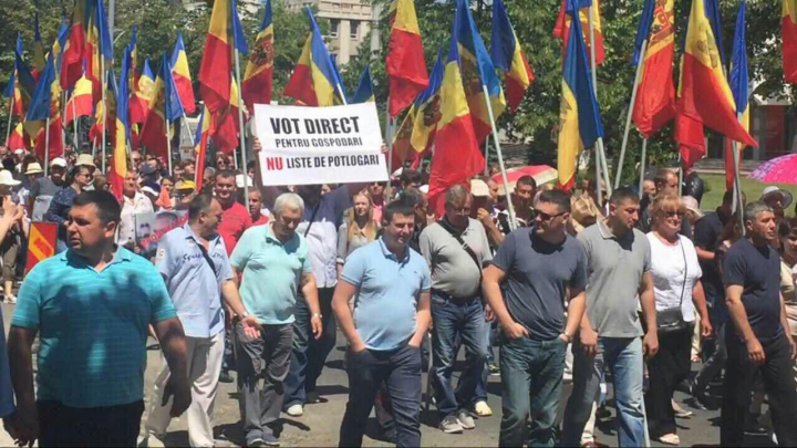 CONTRAST la protestul din faţa Parlamentului. Cu ce mesaj a venit un manifestant (FOTO)