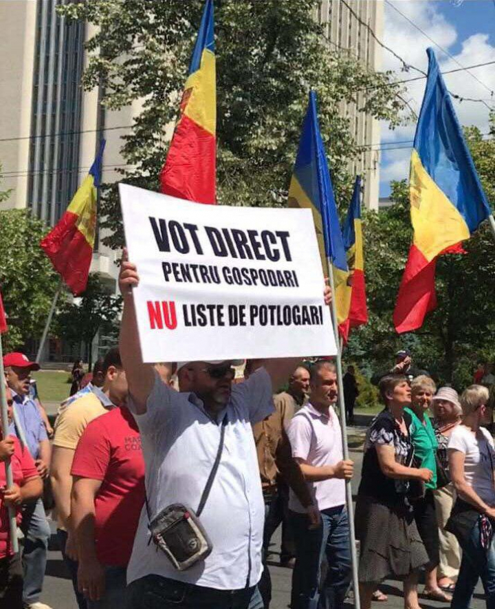 CONTRAST la protestul din faţa Parlamentului. Cu ce mesaj a venit un manifestant (FOTO)