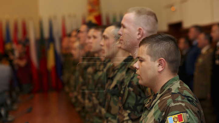 EMOŢII ŞI CLIPE DE FERICIRE! Pacificatorii moldoveni au revenit acasă din Kosovo (FOTOREPORT)