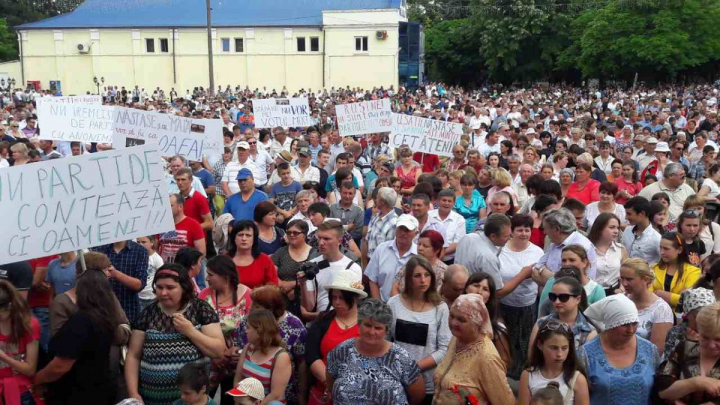 MITING DE AMPLOARE în nordul ţării. 11 mii de oameni au ieşit în stradă pentru a susţine votul mixt 