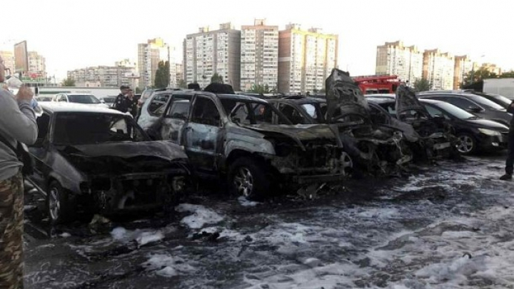 Opt maşini distruse într-un incendiu puternic, izbucnit într-o parcare din centrul Kievului (FOTO)