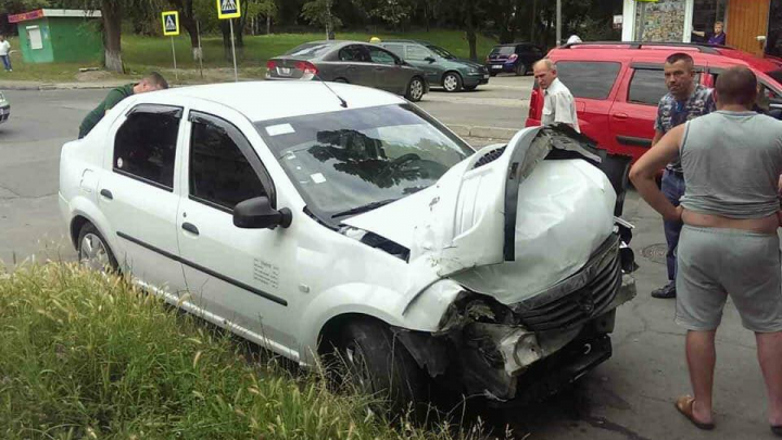 Accidet grav în Capitală. Un taxi s-a ciocnit violent cu un microbuz pe cursa ocazională (FOTO)