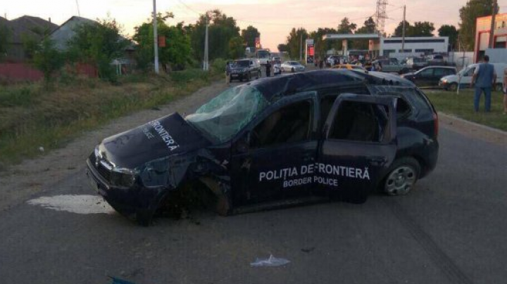 ACCIDENT VIOLENT: O mașină a Poliției de Frontieră, aflată în misiune, lovită de un şofer beat (VIDEO)