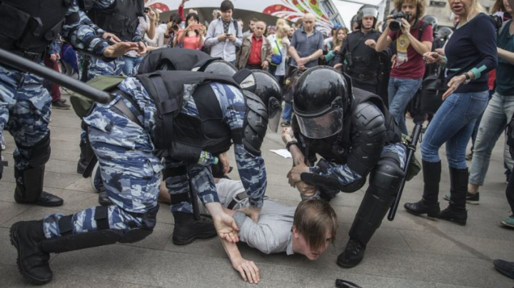 Rusia: Aproape 1.000 de manifestanţi au fost reţinuţi la protestul anticorupție desfășurat în centrul Moscovei