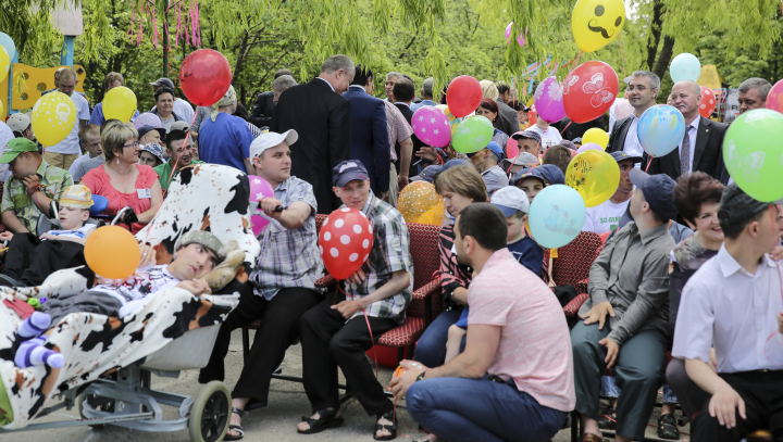 De Ziua Copiilor, deputaţii din coaliţia majoritară le-au făcut o surpriză micuţilor de la şcoala-internat din Orhei (FOTOREPORT)