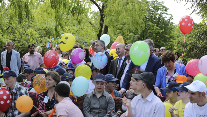 De Ziua Copiilor, deputaţii din coaliţia majoritară le-au făcut o surpriză micuţilor de la şcoala-internat din Orhei (FOTOREPORT)