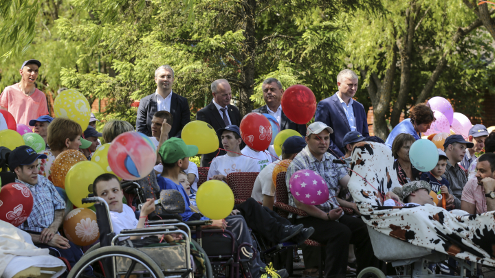 De Ziua Copiilor, deputaţii din coaliţia majoritară le-au făcut o surpriză micuţilor de la şcoala-internat din Orhei (FOTOREPORT)