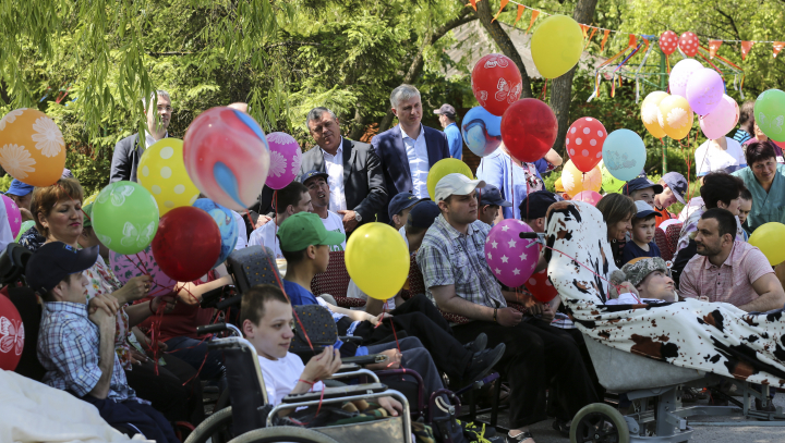 De Ziua Copiilor, deputaţii din coaliţia majoritară le-au făcut o surpriză micuţilor de la şcoala-internat din Orhei (FOTOREPORT)