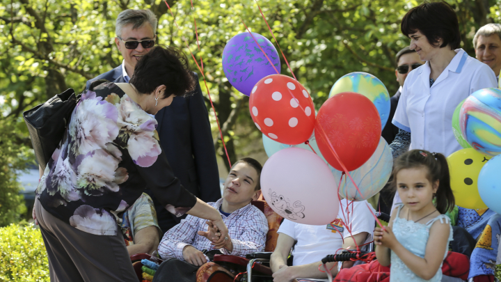 De Ziua Copiilor, deputaţii din coaliţia majoritară le-au făcut o surpriză micuţilor de la şcoala-internat din Orhei (FOTOREPORT)