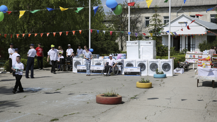 De Ziua Copiilor, deputaţii din coaliţia majoritară le-au făcut o surpriză micuţilor de la şcoala-internat din Orhei (FOTOREPORT)