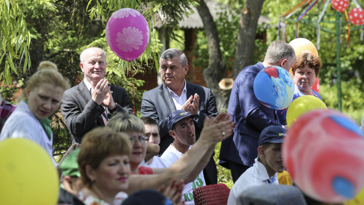 De Ziua Copiilor, deputaţii din coaliţia majoritară le-au făcut o surpriză micuţilor de la şcoala-internat din Orhei (FOTOREPORT)