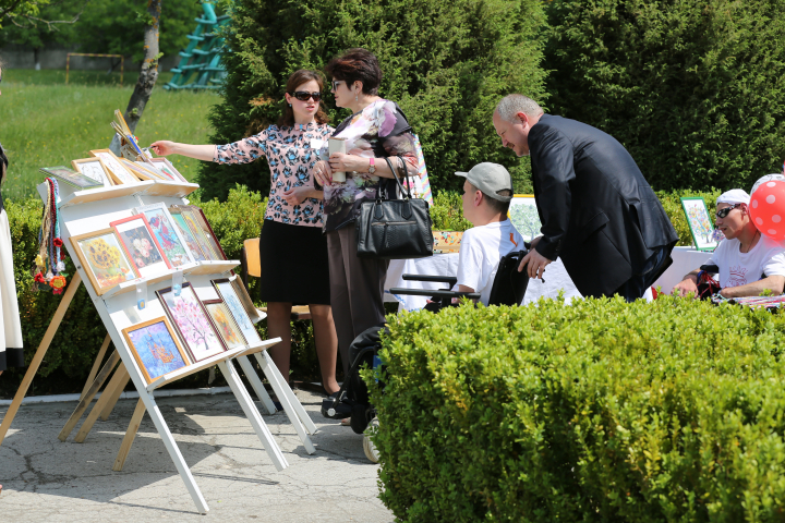 De Ziua Copiilor, deputaţii din coaliţia majoritară le-au făcut o surpriză micuţilor de la şcoala-internat din Orhei (FOTOREPORT)