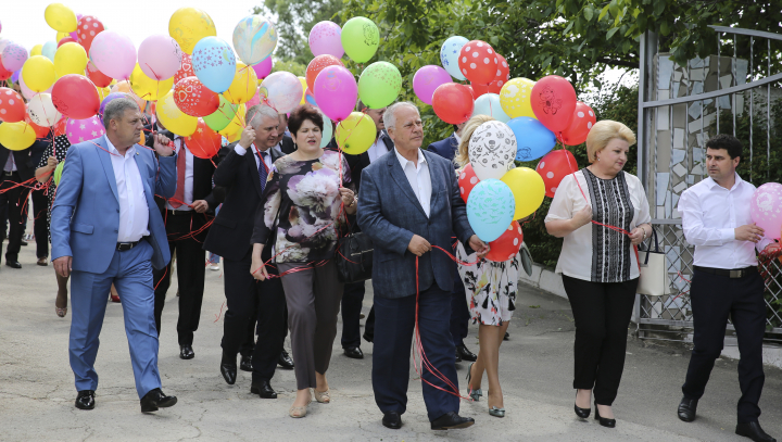 De Ziua Copiilor, deputaţii din coaliţia majoritară le-au făcut o surpriză micuţilor de la şcoala-internat din Orhei (FOTOREPORT)