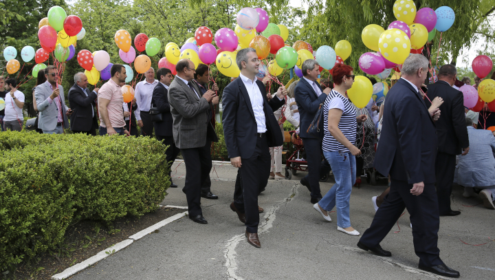 De Ziua Copiilor, deputaţii din coaliţia majoritară le-au făcut o surpriză micuţilor de la şcoala-internat din Orhei (FOTOREPORT)