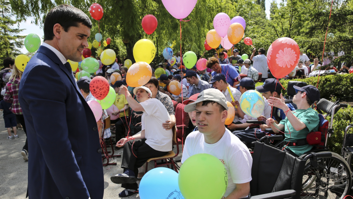 De Ziua Copiilor, deputaţii din coaliţia majoritară le-au făcut o surpriză micuţilor de la şcoala-internat din Orhei (FOTOREPORT)