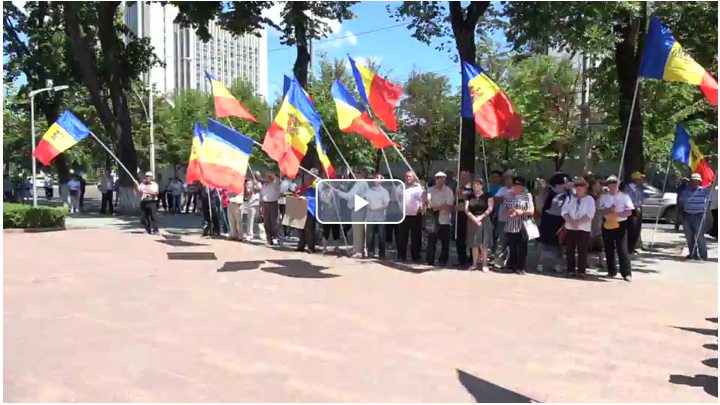 Manifestaţie împotriva schimbării sistemului electoral. În faţa Parlamentului s-au adunat câteva sute de oameni (FOTO)