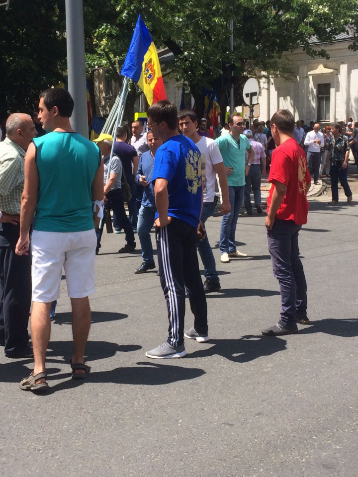 Manifestanţi îmbrăcaţi în haine cu SIMBOLURILE RUSIEI la protestul din faţa Parlamentului (FOTO)