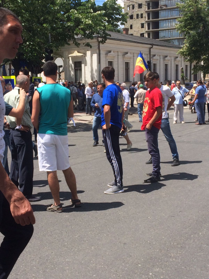 Manifestanţi îmbrăcaţi în haine cu SIMBOLURILE RUSIEI la protestul din faţa Parlamentului (FOTO)