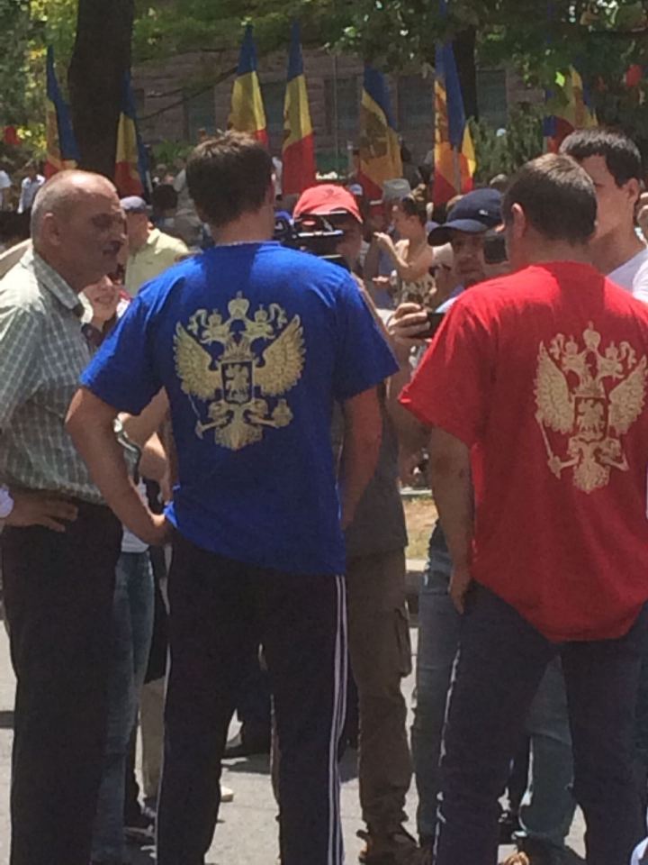 Manifestanţi îmbrăcaţi în haine cu SIMBOLURILE RUSIEI la protestul din faţa Parlamentului (FOTO)