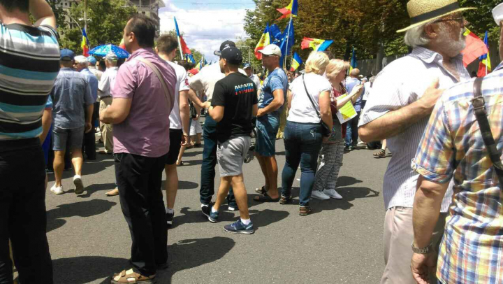 Manifestanţi îmbrăcaţi în haine cu SIMBOLURILE RUSIEI la protestul din faţa Parlamentului (FOTO)