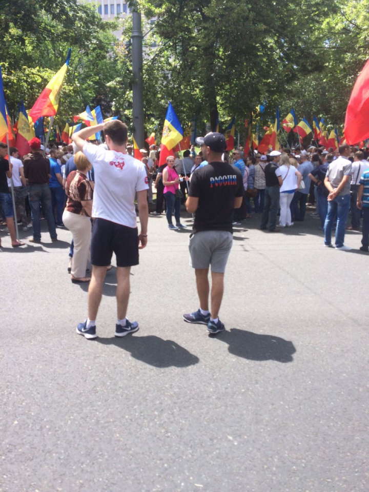 Manifestanţi îmbrăcaţi în haine cu SIMBOLURILE RUSIEI la protestul din faţa Parlamentului (FOTO)