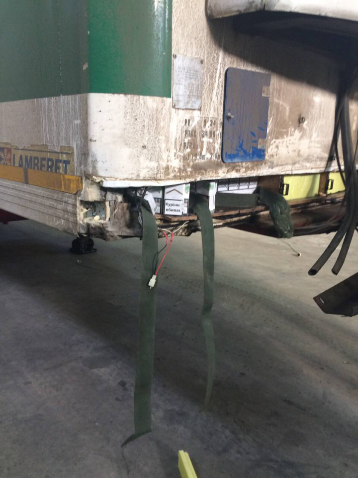 Doi moldoveni implicaţi într-o schemă de contrabandă cu ţigări în proporţii deosebit de mari (FOTO/VIDEO)