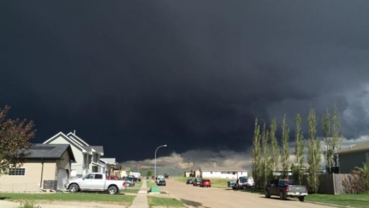 NO COMMENT! Ce face un bărbat în timp ce se apropie o TORNADĂ AMENINŢĂTOARE (FOTO)