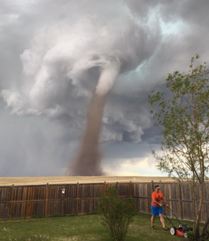 NO COMMENT! Ce face un bărbat în timp ce se apropie o TORNADĂ AMENINŢĂTOARE (FOTO)