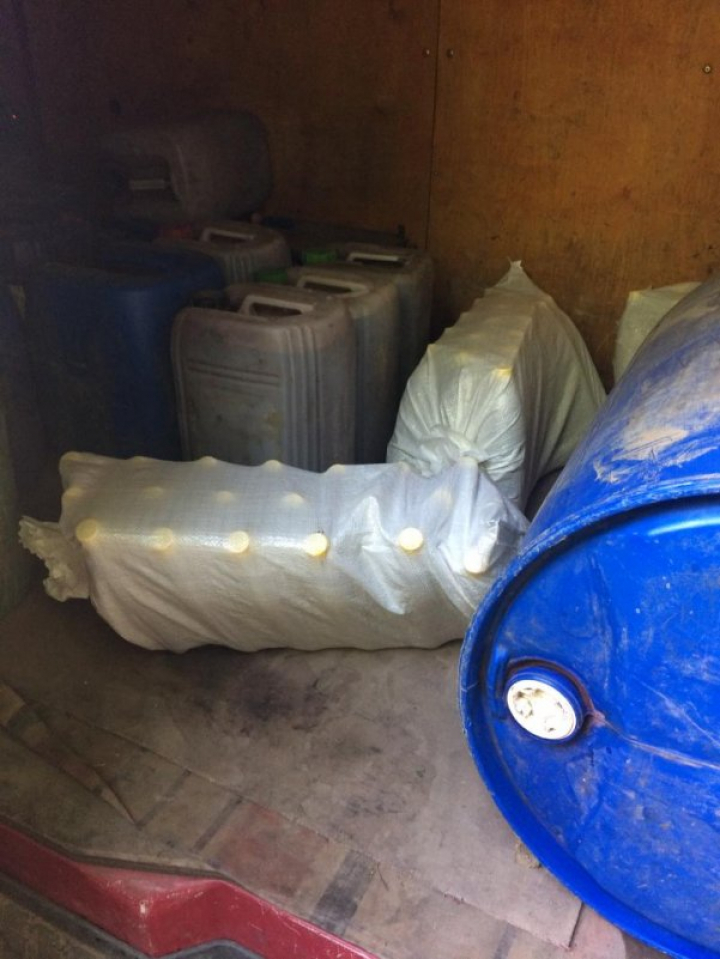 Peste 380 de litri de vin, fără acte de provenienţă, au fost confiscate de poliţiştii de frontieră