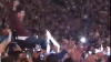 Momente impresionante: Un fan Coldplay în scaun cu rotile, purtat pe brațe de mulțime până la scenă (VIDEO)