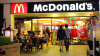 Un angajat McDonald's concediat după ce a postat poze cu resturi scârboase din rețeaua de fast food-uri