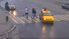 Au fost bătuți cu pumnii și picioarele pentru că traversau strada regulamentar (VIDEO)